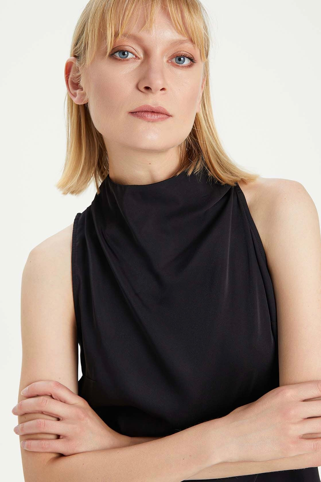 Sleeveless H-Neck Collar Blouse