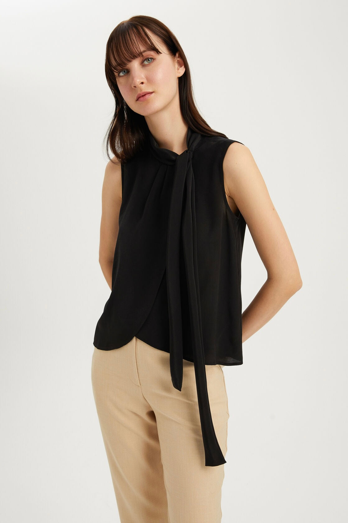 Scarf Collar Sleevless Blouse