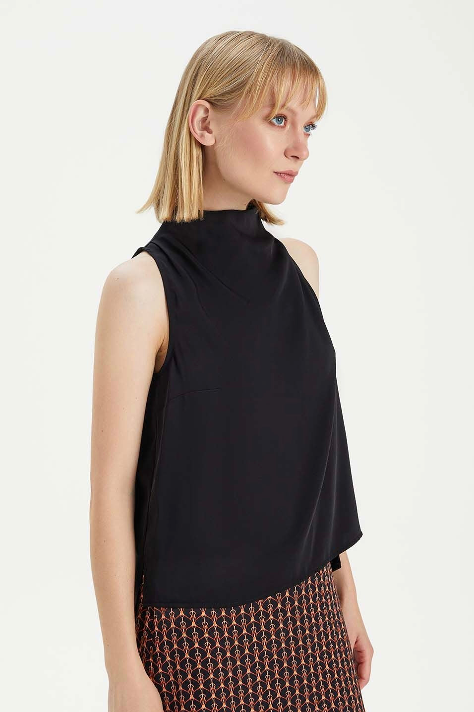 Sleeveless H-Neck Collar Blouse