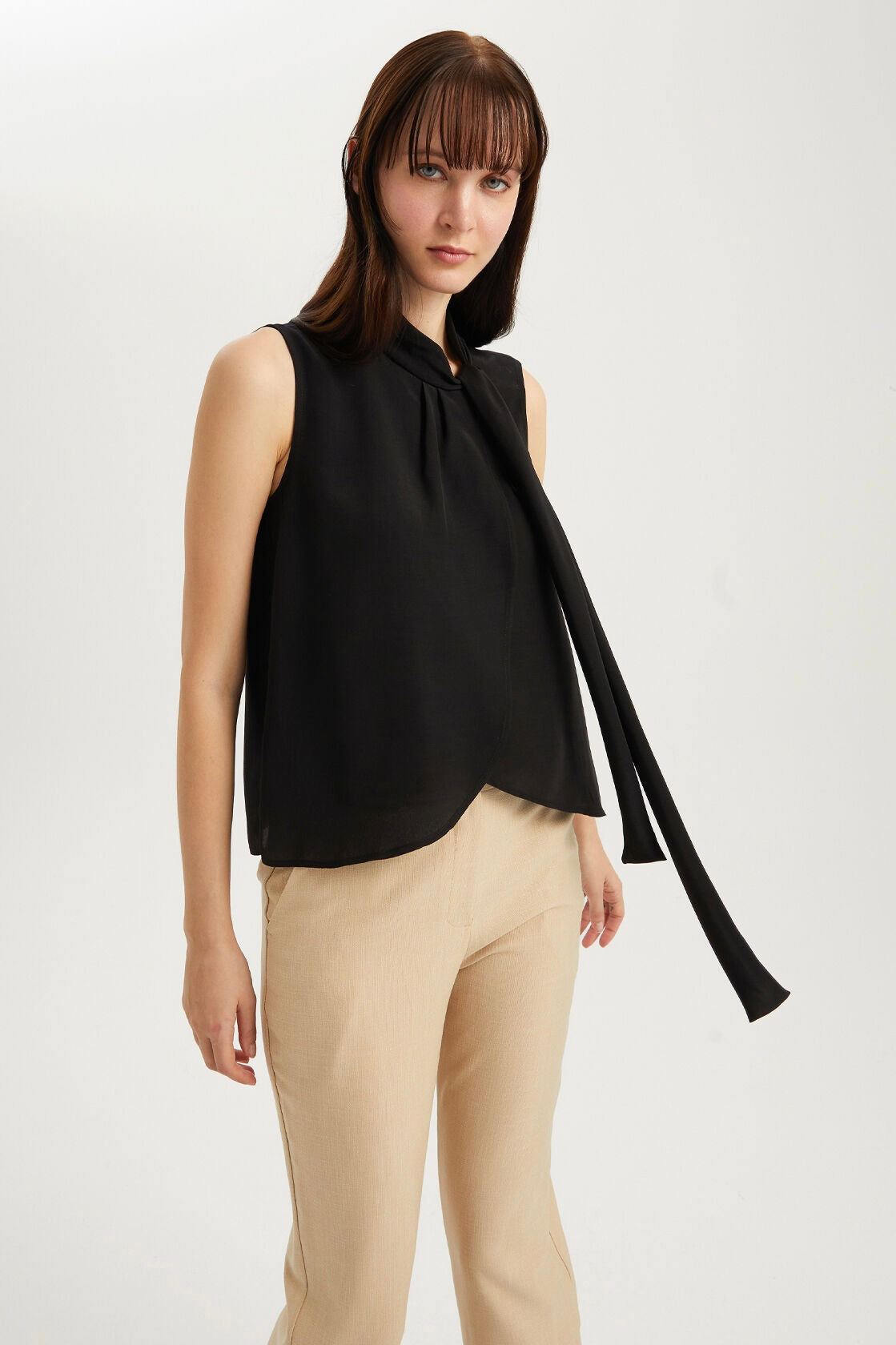 Scarf Collar Sleevless Blouse